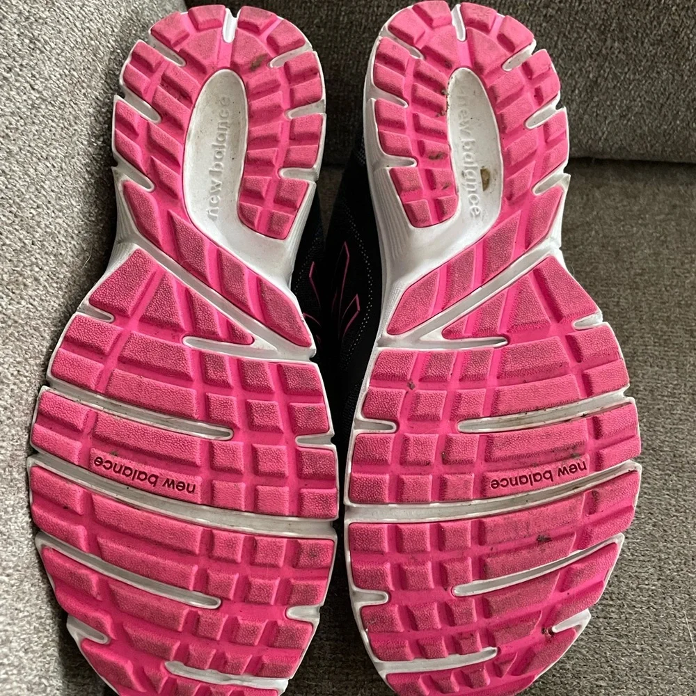 Womens 9 New Balance sneakers - Picture 3 of 4